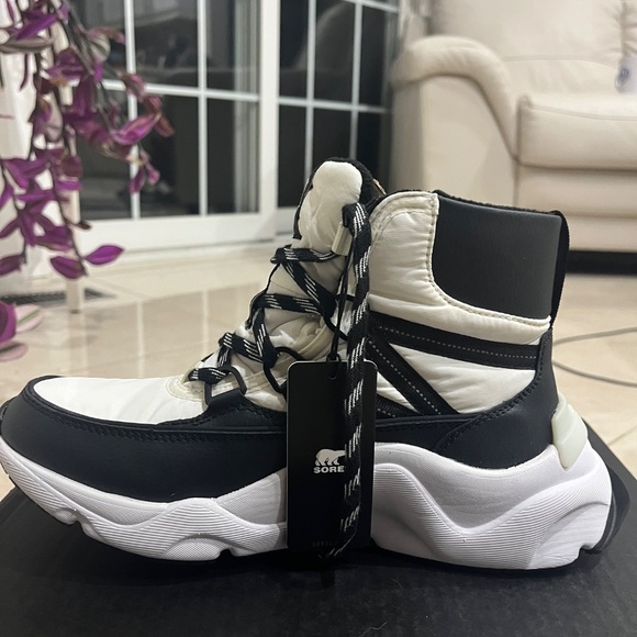 Women Winter Boots - Picture 2 of 6